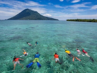 Le acque azzurre limpidissime, dove è impossibile trattenersi dal fare diving o snorkeling