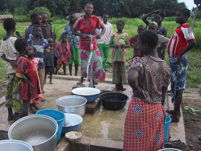 Puits pour l'eau  dans un village africain
