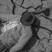 Alessandro Cinque, Antes de la llegada de la minería a Ayaviri, en el departamento de Puno, las comunidades locales vendían su queso y su leche por todo Perú. Debido a la contaminación del agua y a la sequía, la cantidad y la calidad de la leche de vaca disminuyeron, siendo cada vez más difícil vender los productos, 2021. Courtesy of Fundación Proa 