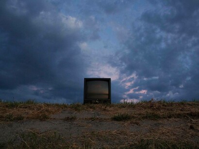 A television in the desert: travelling through the screen
