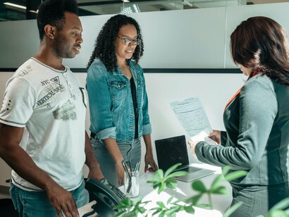 Casal completa processo de adoção de criança. Uma das maiores belezas dessas relações é que elas nascem da escolha. Não da obrigação. Amar um filho que veio do seu próprio ventre é, para muitos, algo instintivo. Mas amar um filho que chega pela vida, pela decisão de acolher, de cuidar, de construir uma nova família, é um ato de coragem e entrega. E quando essa entrega é mútua, o resultado é uma conexão única, sincera
