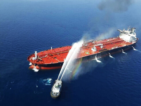 Petroliere in fiamme in Oman