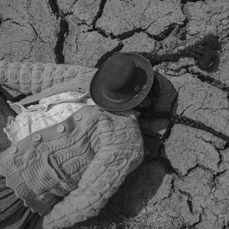 Alessandro Cinque, Antes de la llegada de la minería a Ayaviri, en el departamento de Puno, las comunidades locales vendían su queso y su leche por todo Perú. Debido a la contaminación del agua y a la sequía, la cantidad y la calidad de la leche de vaca disminuyeron, siendo cada vez más difícil vender los productos, 2021. Courtesy of Fundación Proa 