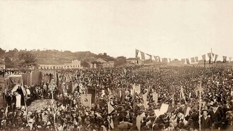 Missa campal celebrada em ação de graças pela Abolição da Escravatura no Brasil, 1888. Estudiosos como Luiz Felipe de Alencastro e João José Reis exploraram a estrutura do sistema escravocrata e suas implicações para a formação da sociedade brasileira. Alencastro, em O Trato dos Viventes, examina o tráfico atlântico de escravos e suas consequências econômicas e sociais para o Brasil e Angola. Reis, em A Morte é uma Festa, analisa como a escravidão moldou as práticas culturais e religiosas na Bahia do século XIX. É fascinante observar como esses estudiosos mergulharam nas complexidades da história da escravidão no Brasil