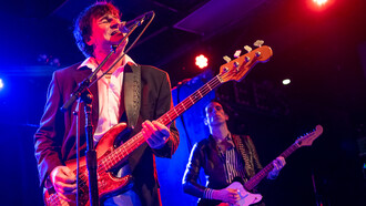 The Chameleons. Mark Burgess, aux vocales, et à la basse, son jeu de scène vous entraîne dans la vibration cérébrale et physique