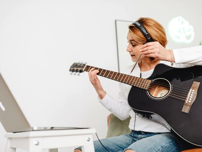 Mulher toca seu violão