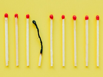 As empresas devem implementar políticas que promovam horários de trabalho flexíveis, a possibilidade de trabalho remoto e a garantia de que os funcionários possam tirar férias e pausas regulares sem sentir culpa ou medo de represálias. Devem monitorar a carga de trabalho dos seus colaboradores e garantir que tarefas e responsabilidades sejam distribuídas de maneira justa e equilibrada