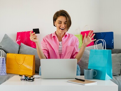 Nas redes sociais, o impacto é ainda mais profundo. Algoritmos de engajamento priorizam conteúdos que geram maior tempo de permanência na plataforma, frequentemente associando publicidade personalizada a narrativas aspiracionais. Influenciadores digitais, por sua vez, utilizam sistemas de IA para analisar métricas, otimizar alcance e direcionar campanhas publicitárias