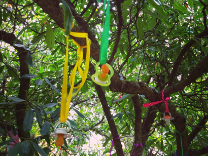 Un árbol de chupetes en Badajoz, España
