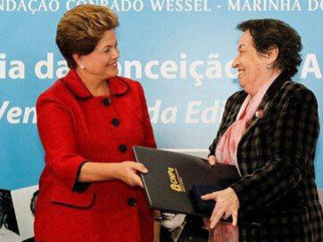 Conceição Tavares ingressou na CEPAL e fez história com seu pensamento crítico sobre o milagre econômico brasileiro. Maria da Conceição Tavares recebeu o prêmio Almirante Álvaro Alberto para Ciência e Tecnologia, em cerimônia com o presidente do Senado, José Sarney (PMDB-AP), e a presidente da República, Dilma Rousseff (PT), em 2012. Foto: Jane de Araújo/Agência Senado