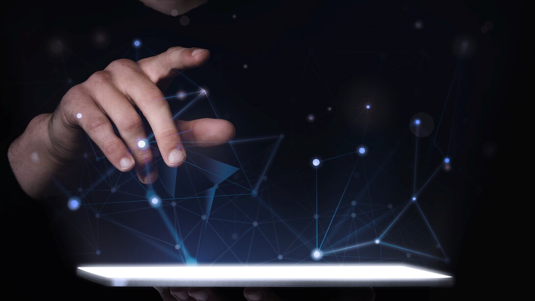 L'uomo è creatore della tecnologia, ma spesso la tecnologia si trasforma in una forza autonoma che inizia a modellare le decisioni e il comportamento dell'uomo stesso