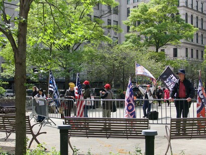 Igual que los días anteriores. Los manifestantes pro-Trump tienen media docena de banderas de la campaña, Nueva York, EUA