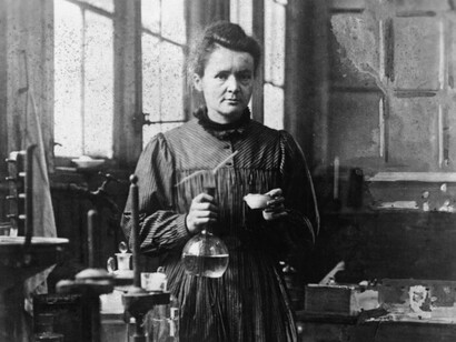 Marie Curie (1867-1934) en su laboratorio