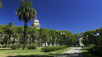 Rosario, Plaza San Martín, la ciudad está ubicada en la margen occidental del río Paraná, parte de la hidrovía Paraná-Paraguay, sobre el que está enclavado un puerto de 140 hectáreas, cerca del 70% de la producción de cereales del país se exporta a través de su puerto. ​El Gran Rosario generaba hasta 2015 el primer PBI per cápita de Argentina y el segundo de Latinoamérica luego de Brasilia