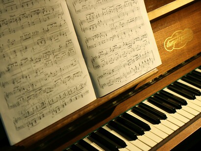 Pianoforte con spartito: “Come pianista, il temperamento equabile è una benedizione. Mi permette di passare con facilità da una tonalità all’altra, cosa che amo fare quando improvviso”