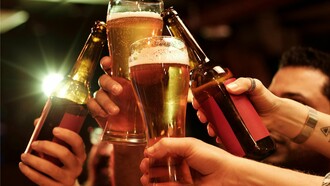 Brinde entre amigos. Atenção: Está é uma história que guarda hábitos e costumes de outra época, logo: se beber, não dirija!