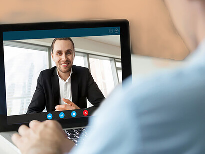 Attraverso il video colloquio il candidato ha l’opportunità di esprimersi al di là del proprio CV mostrando personalità e soft skill