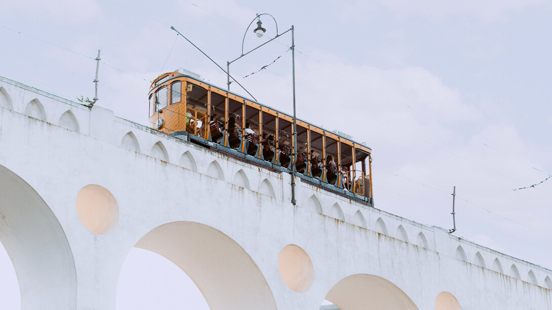 Monotrilho sob os Arcos da Lapa, monumento histórico do Rio de Janeiro, Brasil, localizado no centro da capital carioca