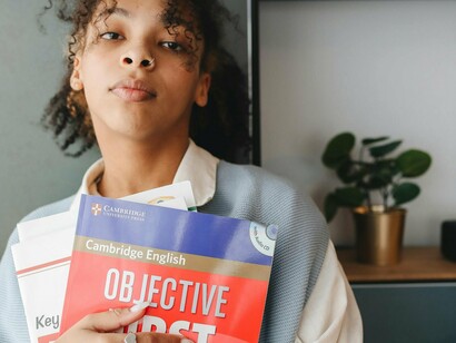 Estudante de inglês. A Universidade de Cambridge aponta que além deste rejuvenescimento, o aprendizado tem um impacto muito positivo na memória, além de melhorar a autoconfiança e auto estima e também na capacidade do ser humano em sentir-se alegre e positivo