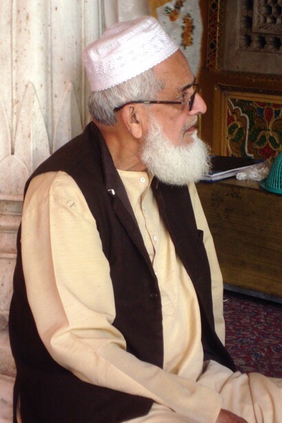 Faithful at Nizamuddin Auliya Dargah