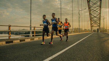 Qual è il senso di correre così a lungo, mettendo seriamente alla prova il fisico spesso anche con serie conseguenze irreversibili? 