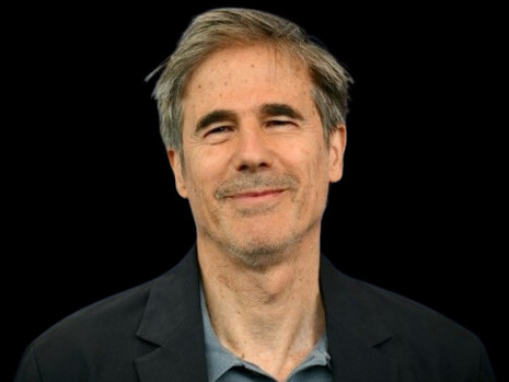 Nascido em 1956, no Rio de Janeiro, Walter Salles ganhou reconhecimento internacional com filmes como Central do Brasil (1998), que foi indicado ao Oscar de Melhor Filme Estrangeiro e rendeu a Fernanda Montenegro uma indicação histórica como Melhor Atriz