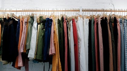 Il fast fashion produce abbigliamento a basso costo, ma spesso a spese di pratiche di lavoro eticamente discutibili