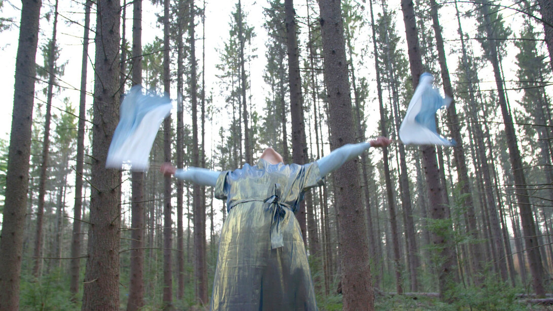 Jean Brennan, Performing vowels in the note of blue, film still from performance. Courtesy of the artist and Melhop Gallery °7077