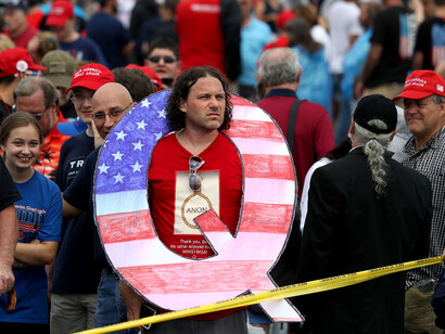 Seguidores de QAnon en los mítines de la campaña de reelección de Trump en agosto de 2018