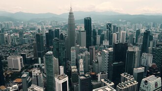 Skyline di Kuala Lumpur, capitale della Malaysia. Le iconiche Petronas Twin Towers dominano l’orizzonte, simbolo del rapido sviluppo economico della Malesia