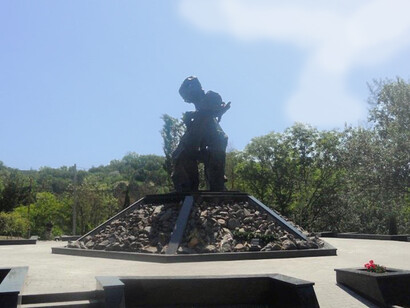 La sacralización de la violencia estaba relacionada con la estetización de la política, como bien señaló Walter Benjamin: "la política como ruptura de las restricciones civilizatorias". Monumento a las víctimas del fascismo en Chișinău, Moldavia