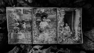 Bambini, figli della guerra. Secondo il Ministero della Salute di Gaza i morti palestinesi sono oltre 10.000 in circa 32 giorni di guerra, di cui più del 60% donne e bambini. Altri 2.450 circa, tra cui 1.350 bambini, sono invece dispersi