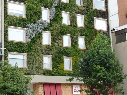 Jardim vertical na fachada de um edifício