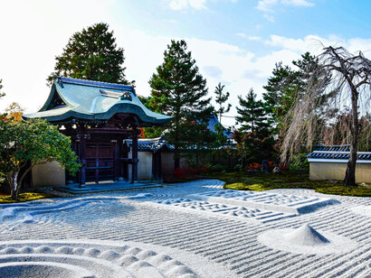 Located in Kyoto, the tranquil Hashin-tei Garden embodies the timeless beauty of Japanese landscape design, offering a peaceful atmosphere of reflection and harmony