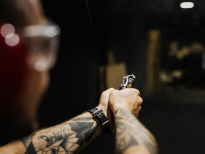 Joven disparando una pistola