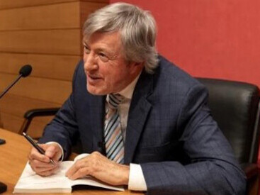 Alejandro Guillermo Roemmers presentó el mes pasado en Madrid su obra "Vivir se escribe en presente", una creación que indaga en la fragilidad humana tras el giro inesperado en el destino de un periodista bonaerense