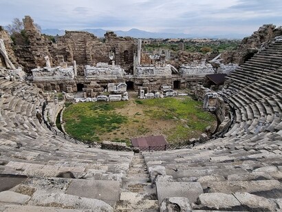 Il teatro si specchia nella televisione e dimentica se stesso: è un applauso che non sa più a chi si rivolge. Teatro romano a Side, Turchia