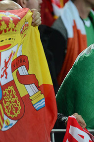 Turismo deportivo. Aficionados de España e Irlanda en Gdansk (Polonia) durante la Eurocopa 2012