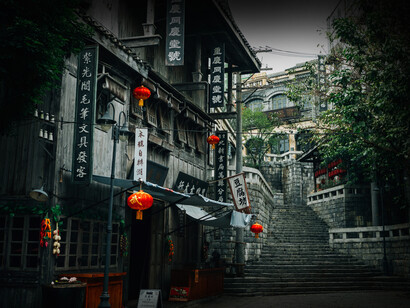 Edificaciones con un diseño tradicional en una calle de Shanghái, capital de la República Popular China