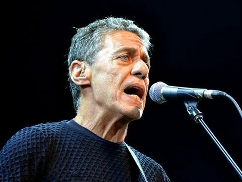 Chico Buarque em show. Ao lado de Gil, Caetano, Tom, Vinícius, Nara, Bethânia, Elis e tantos outros, ele fez história – não só na música, mas na própria identidade cultural do Brasil