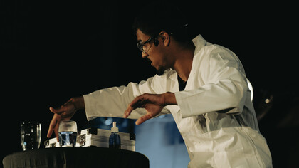 Le geste du chercheur incarne la tension entre hasard et nécessité, cœur de la pensée de Jacques Monod