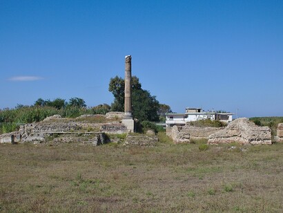 Esplora il Foro di Liternum, il centro pulsante della città romana, con i suoi edifici civili e religiosi, tra cui la Basilica, il Capitolium e il Teatro. Campania, Italia