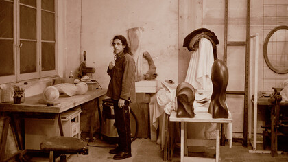 Robby nell'atelier con la testa di falco e altre sculture