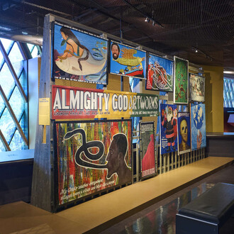Kwame Akoto, Almighty God art works, vista de exhibición. Cortesía del Musée du Quai Branly