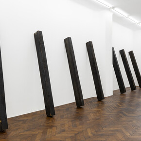 Richard Nonas, Slow narrative, ausstellungsansicht. Mit freundlicher genehmigung von Galerie Hubert Winter