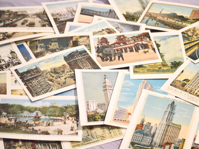 Pero yo, que ya no envío tantas cartas como antes, sigo enviando postales