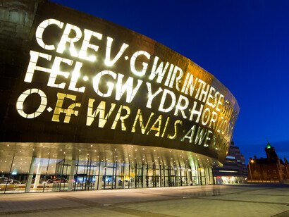 Inscripción en la fachada del Millennium Centre de Cardiff