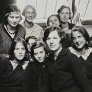 Groepsfoto vrouwelijke medewerkers van lampenatelier van Catharina Bogtman (detail), ca 
1930, particuliere collectie. Courtesy of Museum Het Schip