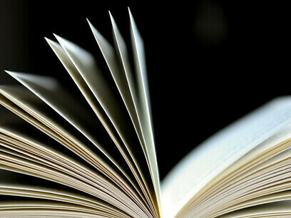 Ein offenes Buch, das zum Lesen einlädt, um zu denken und zu handeln