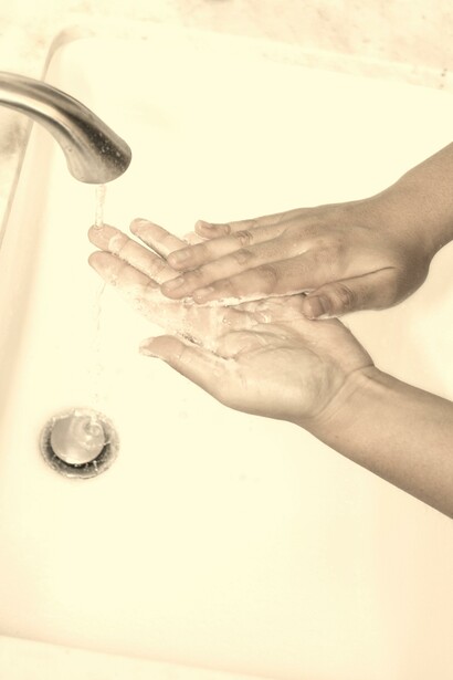 ¿Y quién no tiene agua, ni jabón, ni siquiera casa?